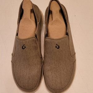 OluKai Nohea Lole tan canvas slip-ons, size 10.
